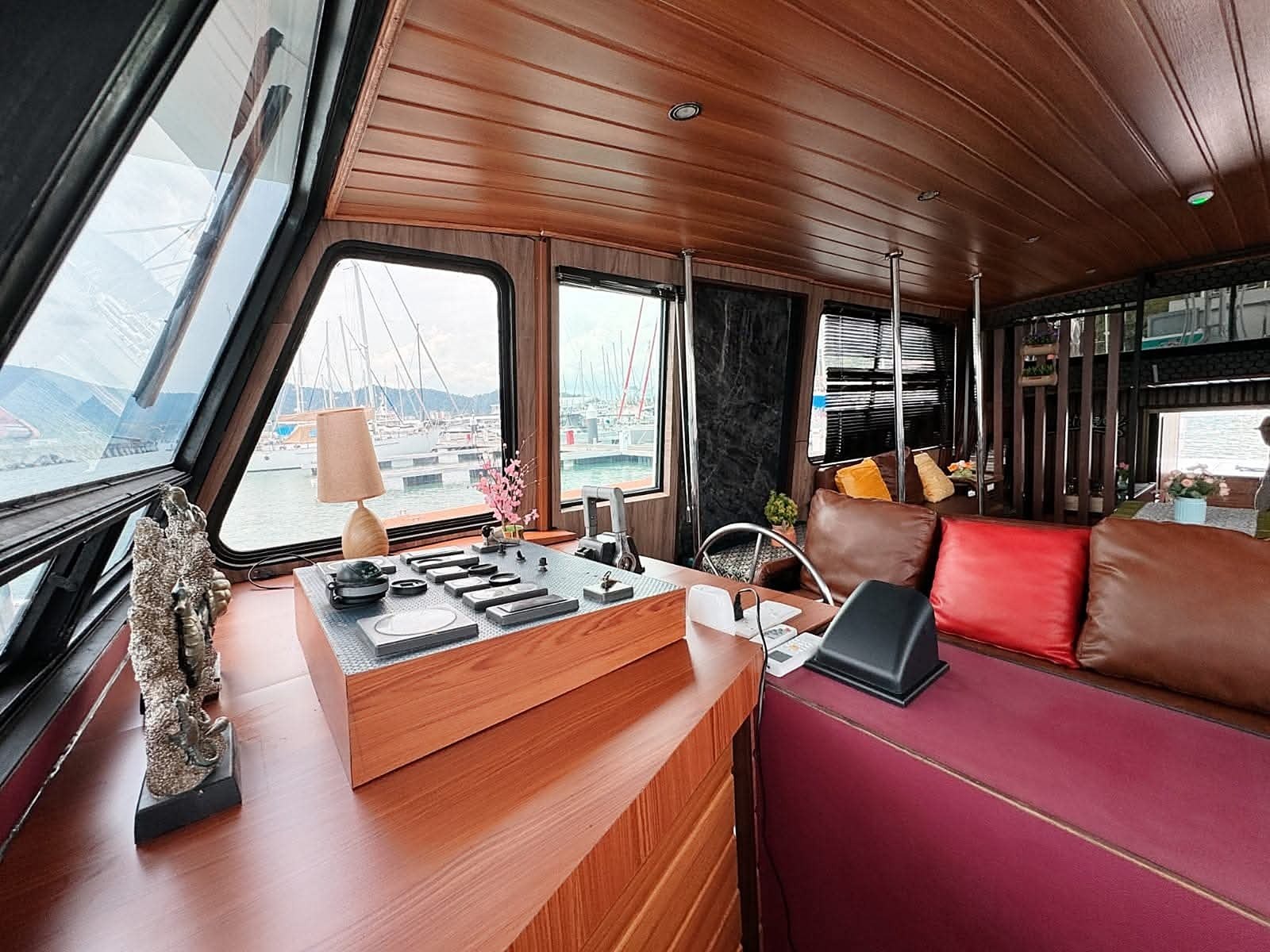 Helm and lounge